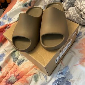 Worn like new Yeezys slides 13K